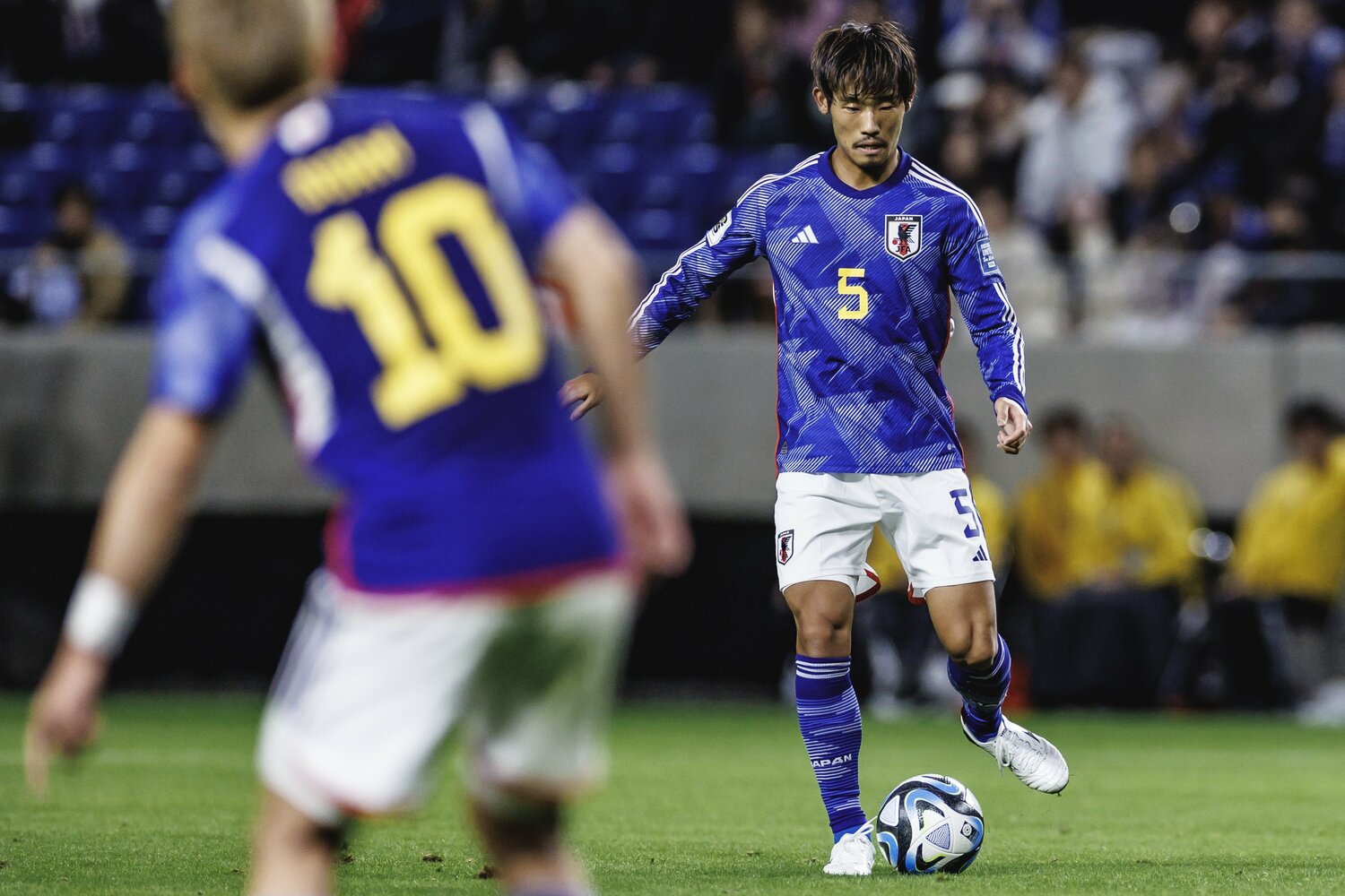 堂安に向けてパスを送る　©Kiichi Matsumoto