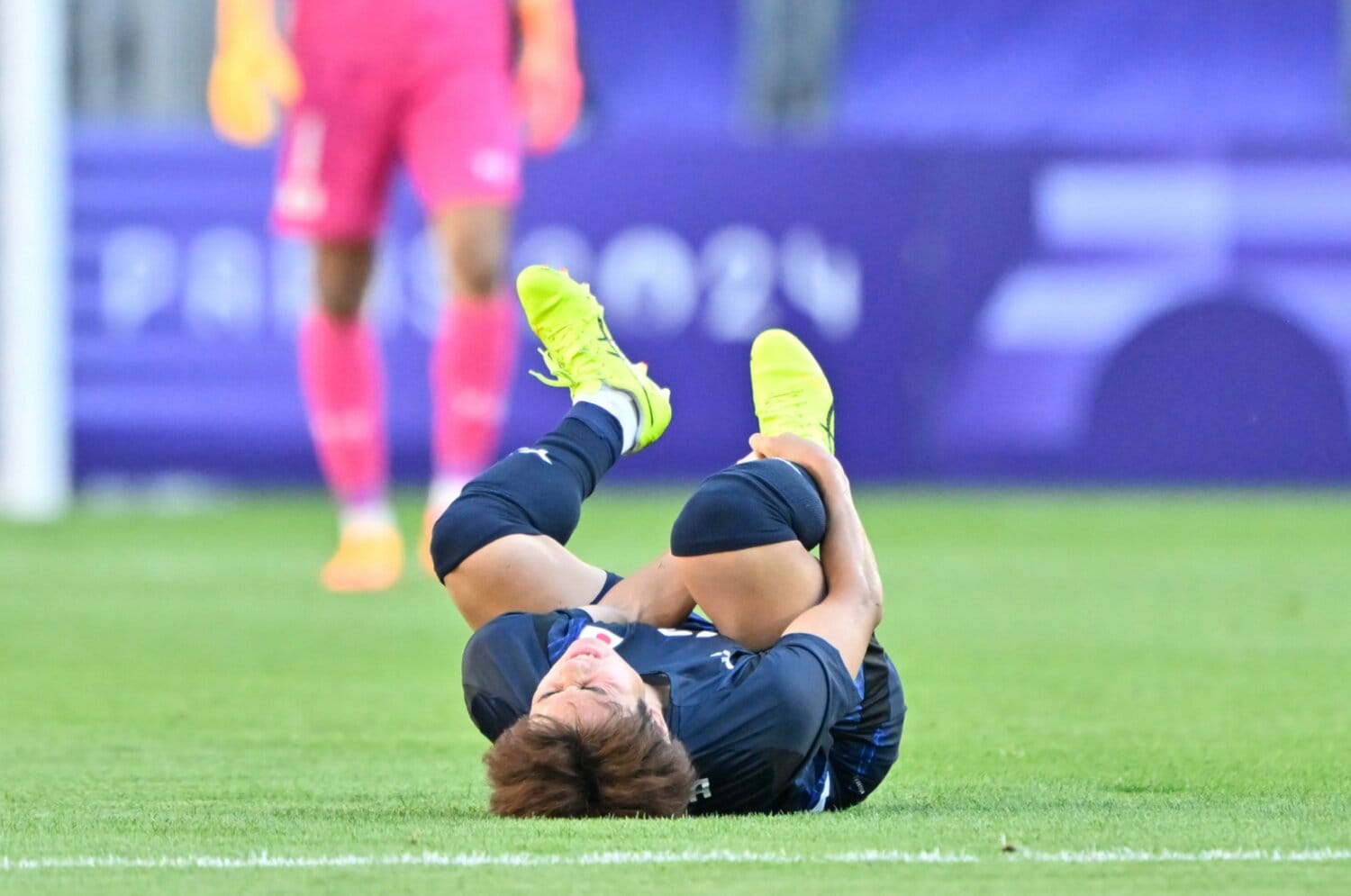 パラグアイ選手の踏みつけにあった平河　©Takuya Nakachi/JMPA