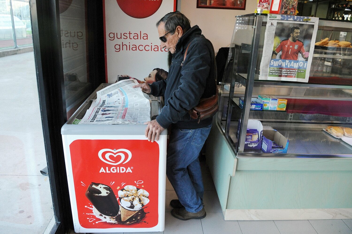 イタリアのバールは喫茶店であり、キオスクであり、地域の人びとの悲喜こもごもが交わる場所だ©Getty Images