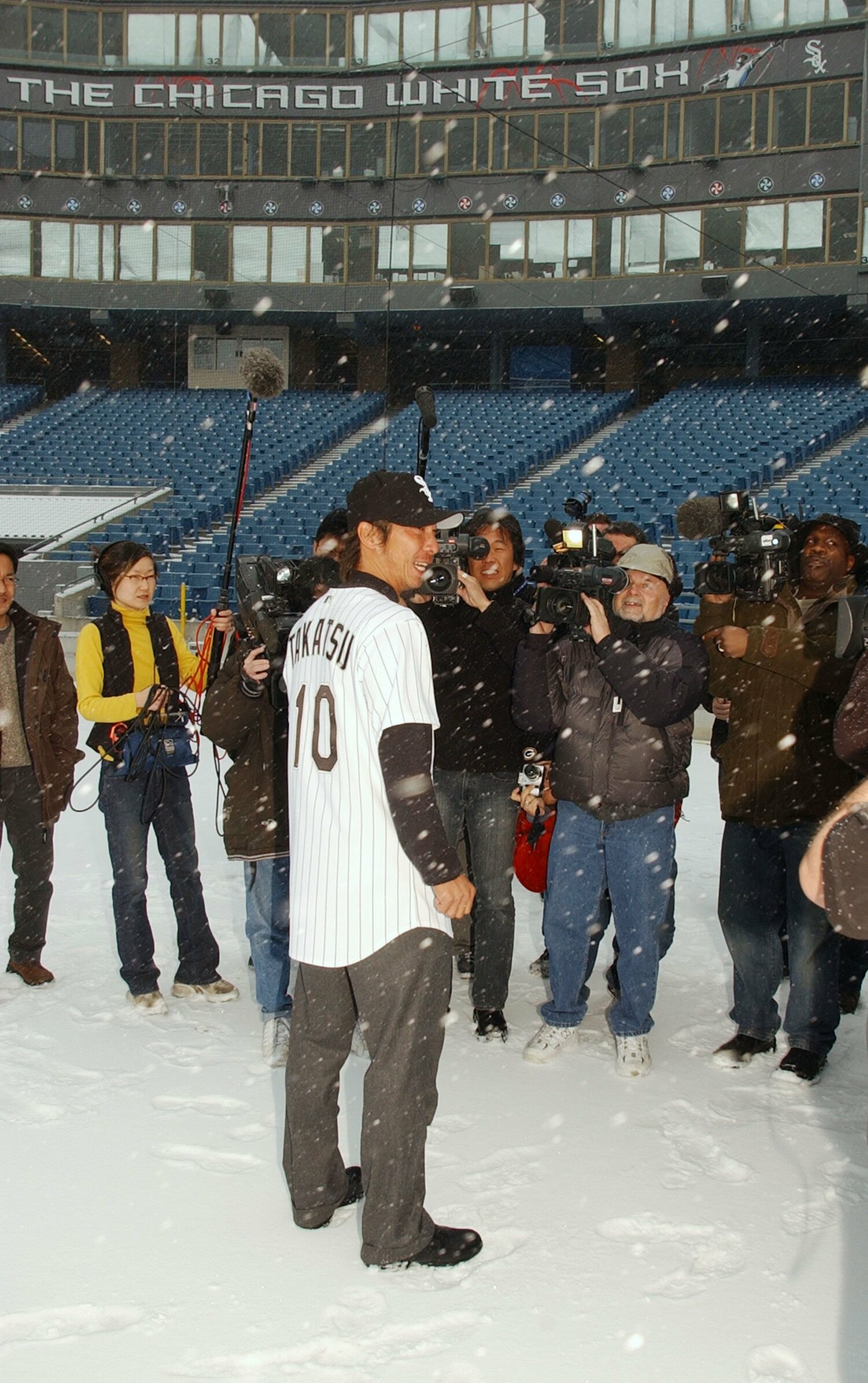 2004年1月23日、雪が降るシカゴでホワイトソックスと契約　©Getty Images