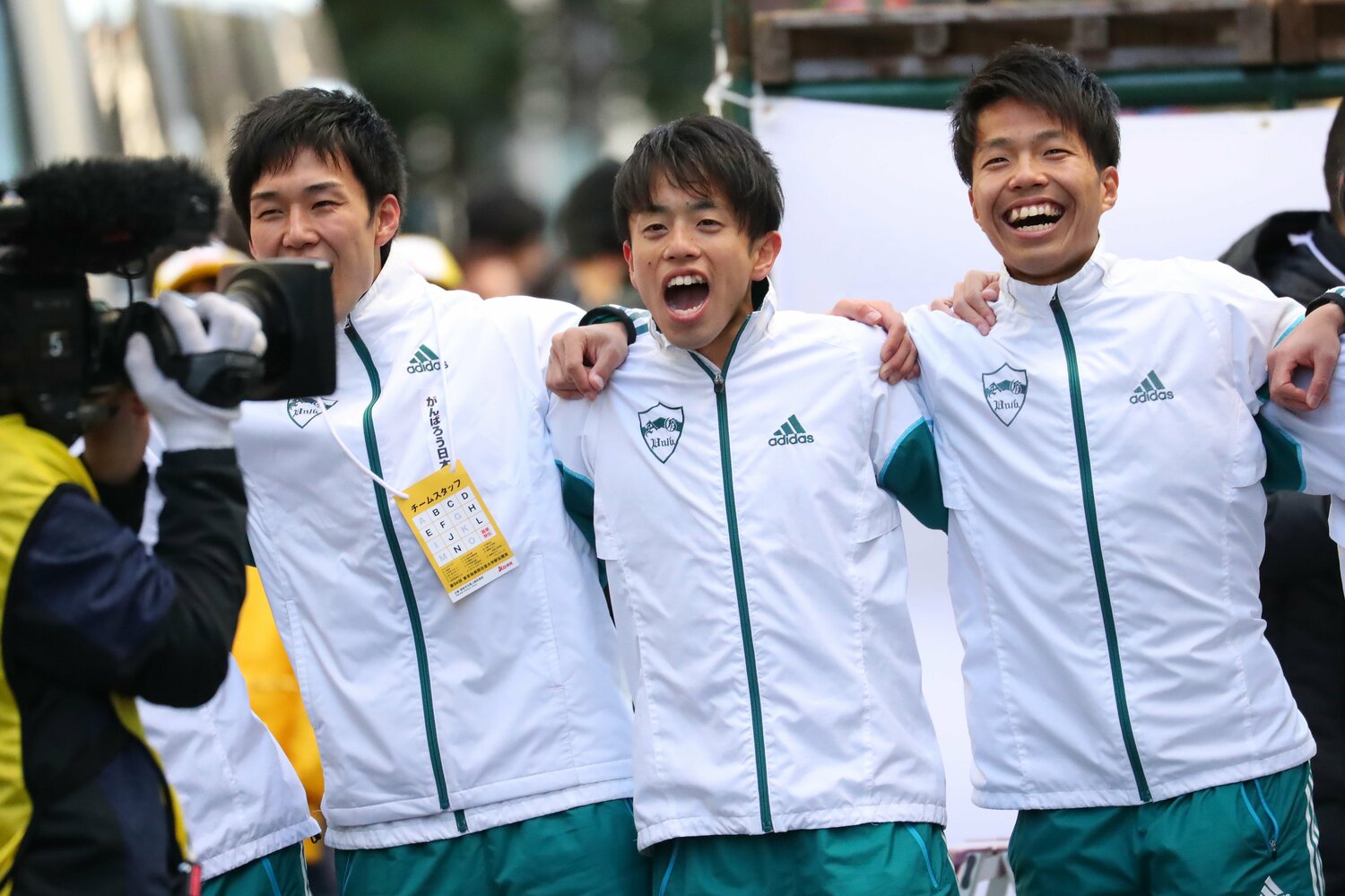第94回箱根駅伝復路のゴールで最終走者を待つ吉永竜聖（右）、下田 裕太（中）　©AFLO