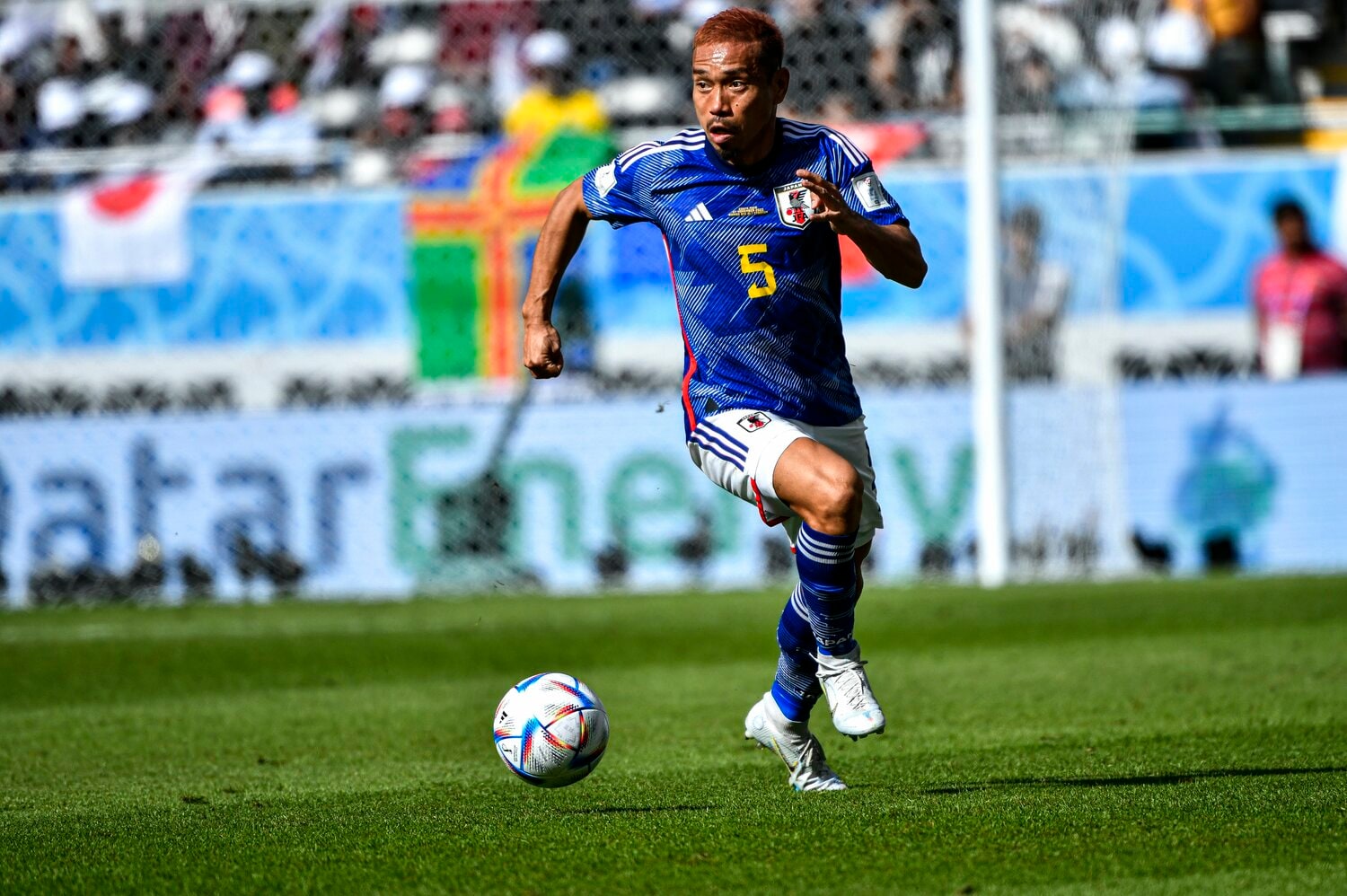 2試合連続で先発した長友の交代をトルシエは否定した　©Takuya Sugiyama/JMPA