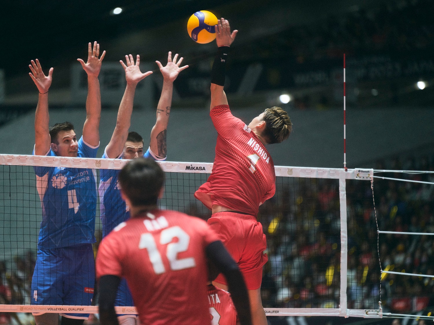 西田有志の強烈なスパイク　©Yuki Suenaga