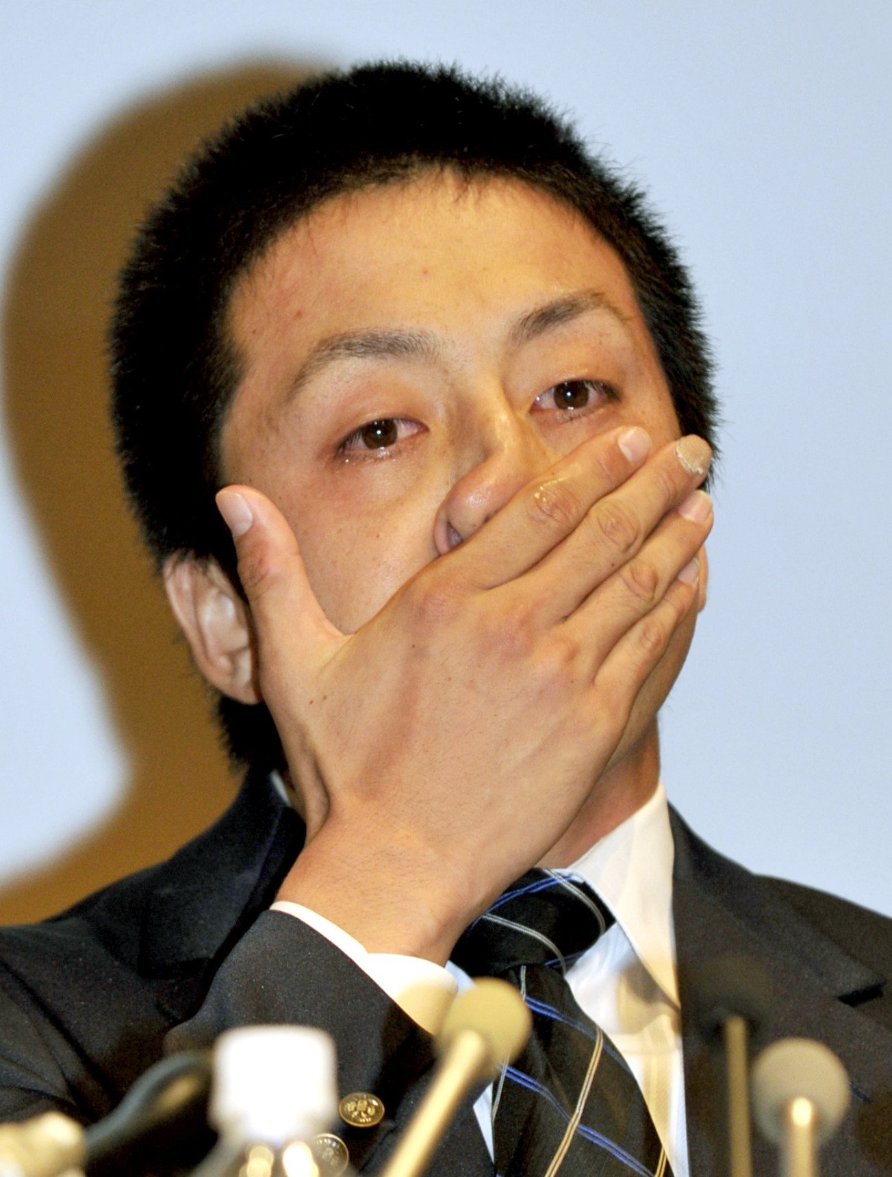 巨人から1位指名を受け、感極まって涙を流す澤村拓一（当時、中央大）　©共同通信社