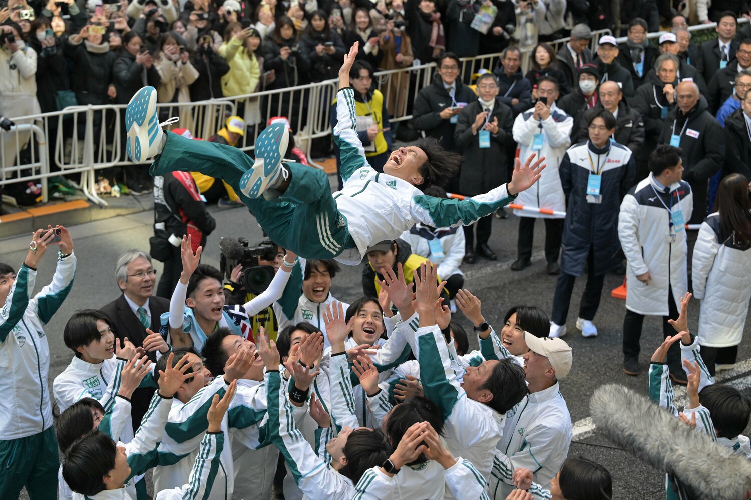 3連覇を果たし胴上げされる青学大・黒田朝日（4年）　©JIJI PRESS