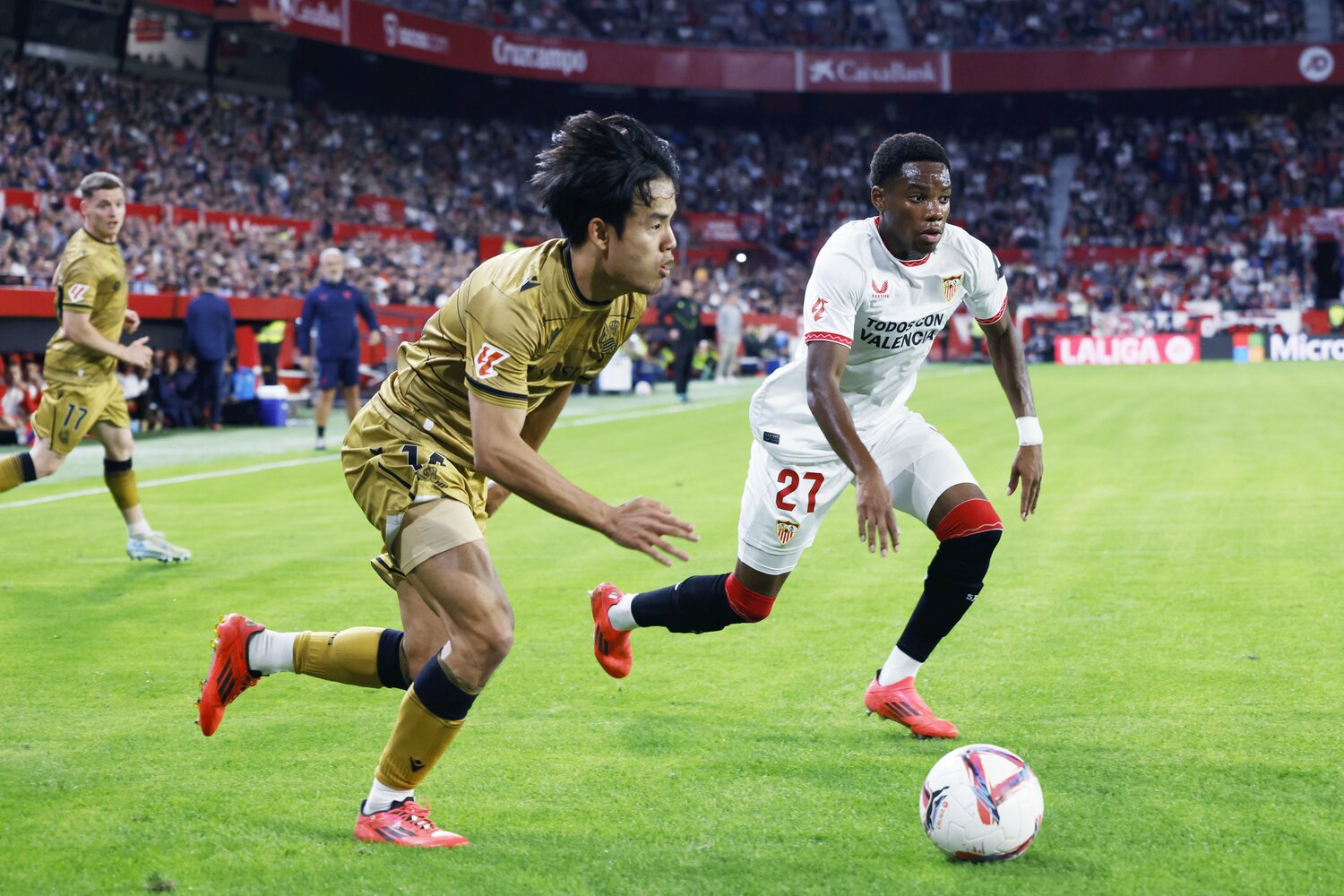 タッチライン側をえぐるようなドリブル