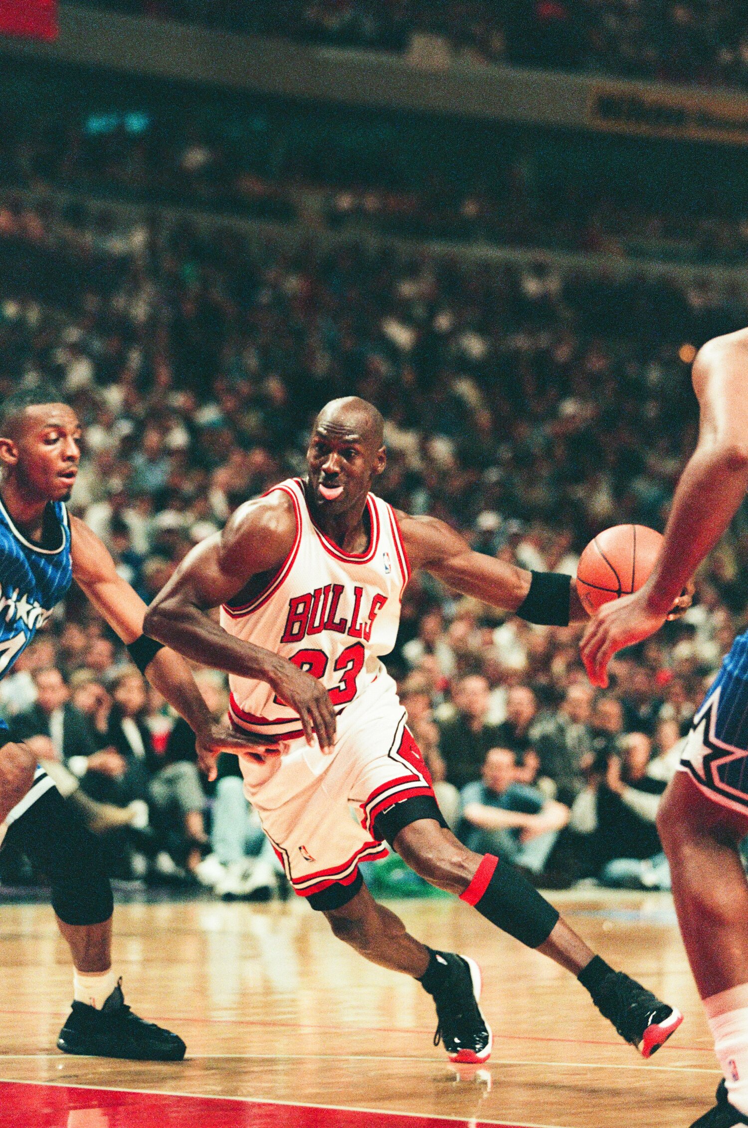 プレー中に舌を出すマイケル・ジョーダン　©︎Getty Images