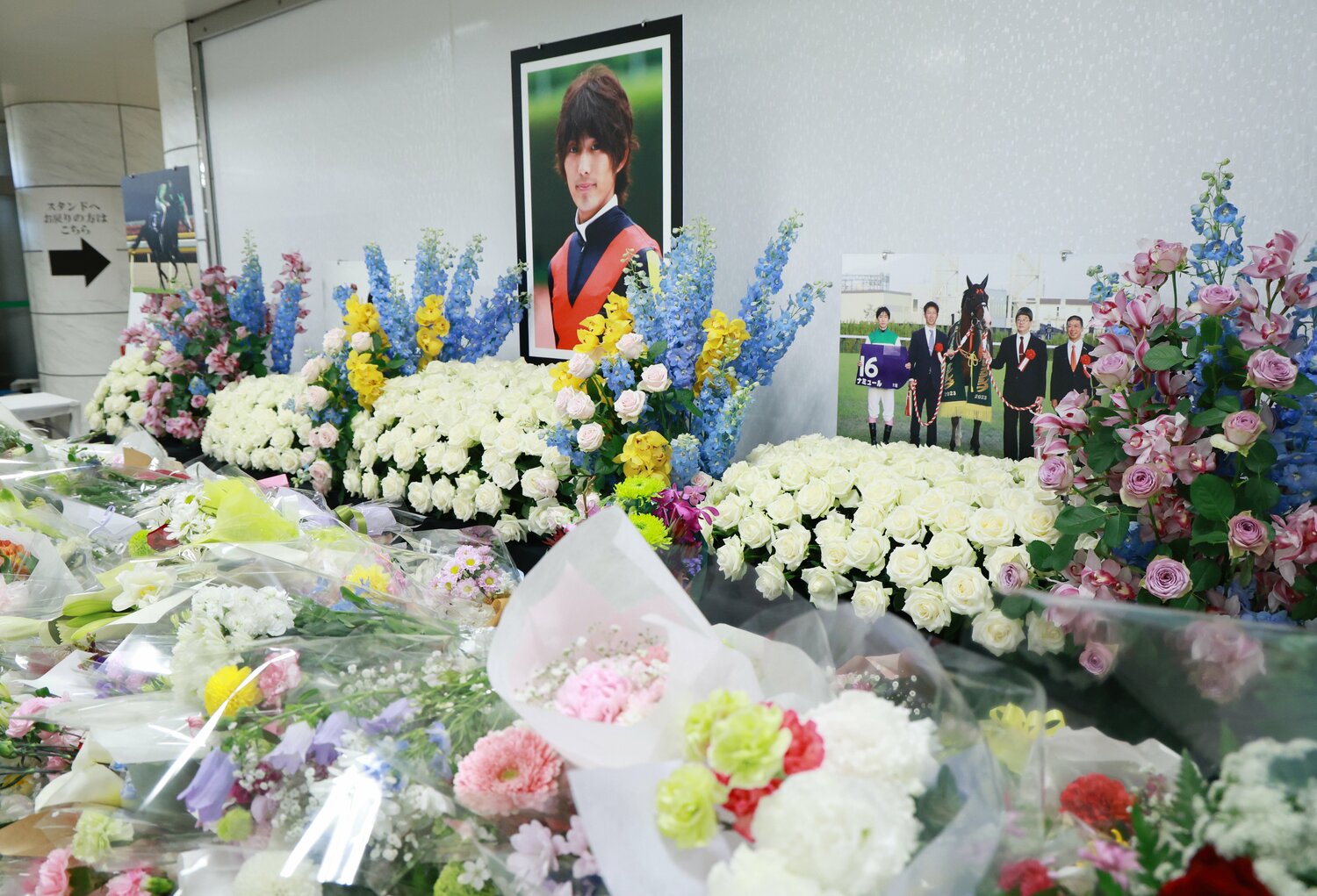 中山競馬場に設けられた献花台。多くのファンが手を合わせた　©JIJI PRESS