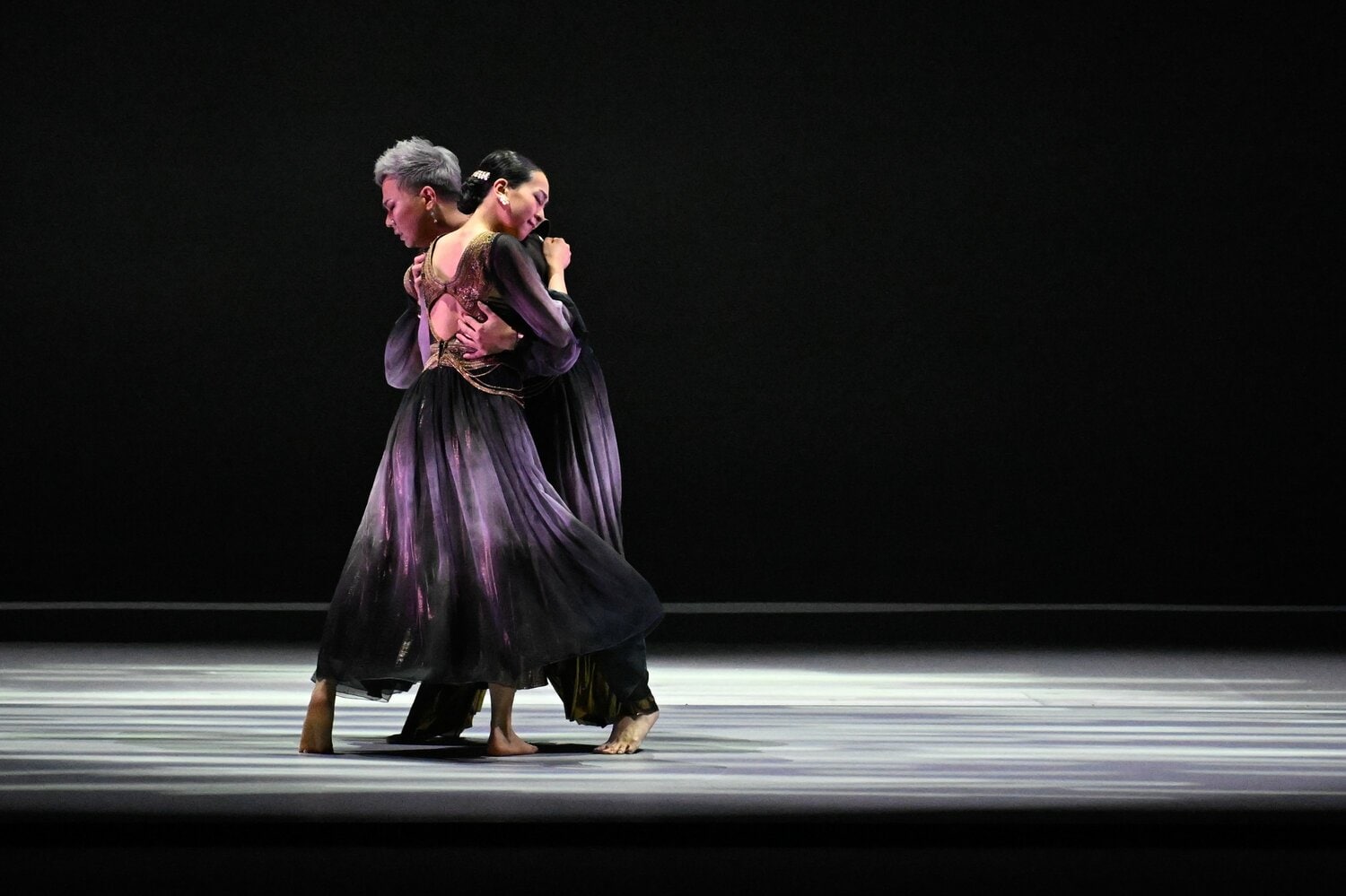 ダンスの途中でハグするシーンも…「私の身体がとろけていくような気持ちになります」（浅田真央）　©︎Asami Enomoto