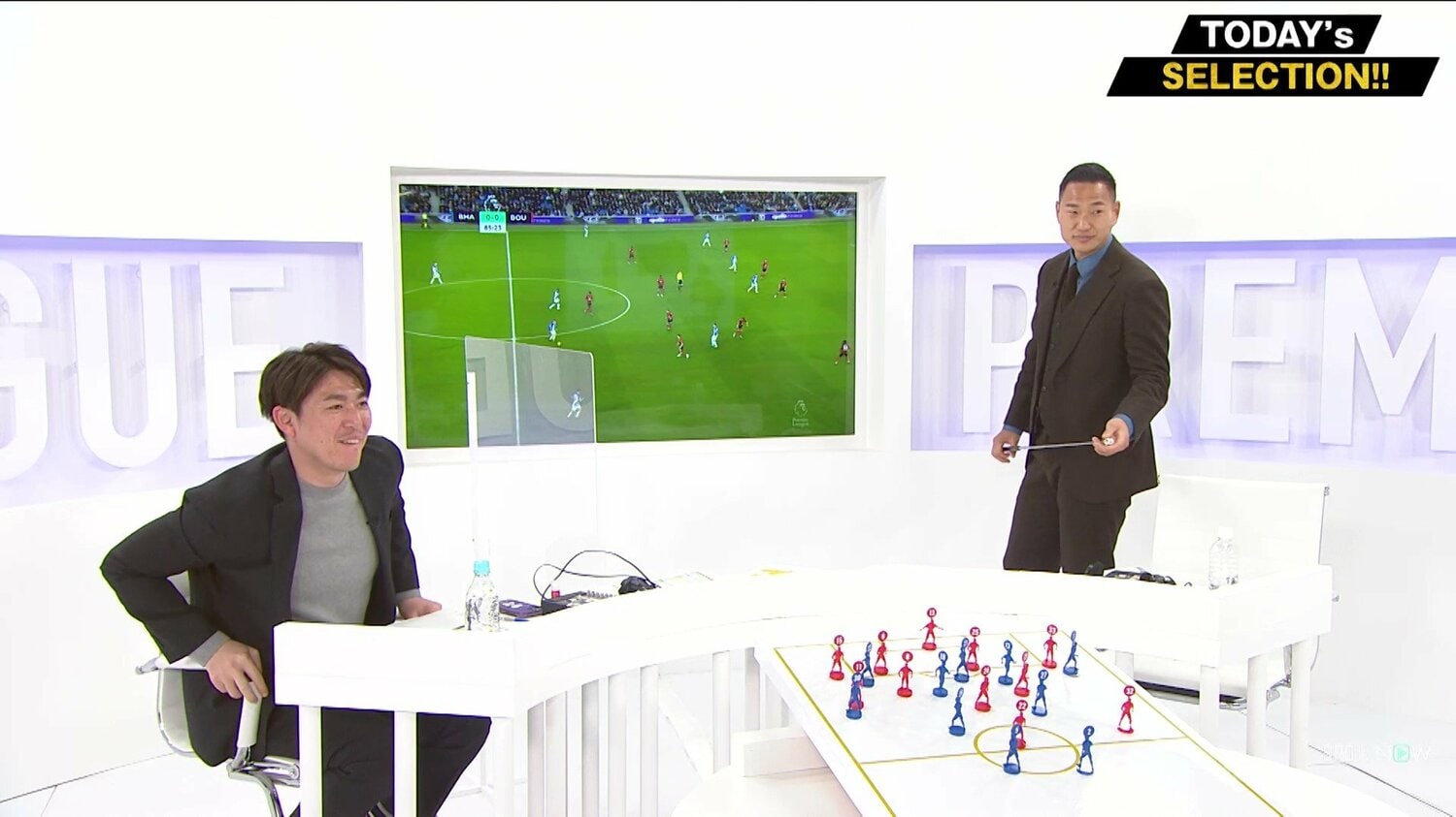 ABEMAのスタジオでプレーを解説。左はテレビ朝日の寺川俊平アナウンサー ©AbemaTV,Inc.