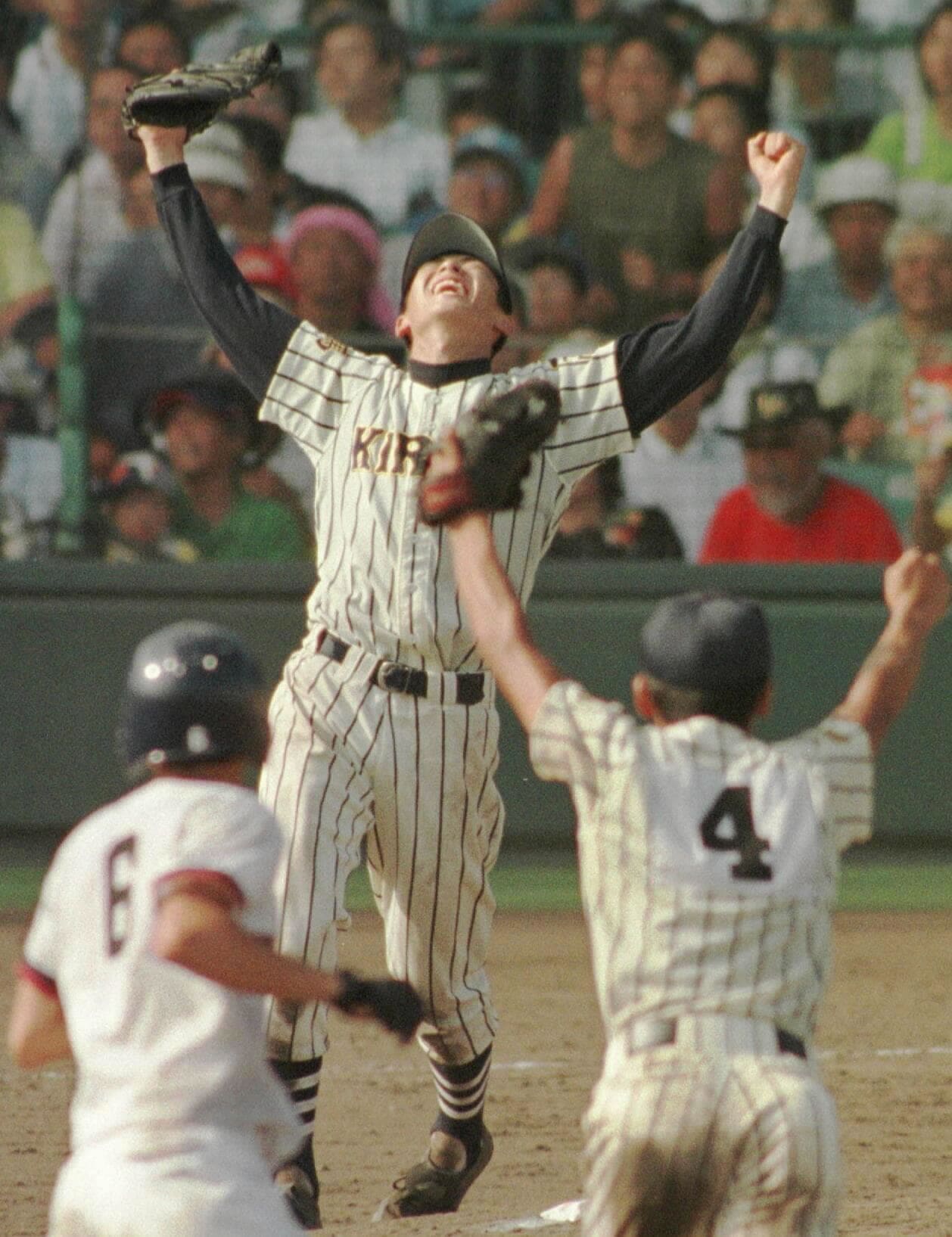 優勝を決め、両腕を突き上げるエースの正田樹 ©JIJI PRESS