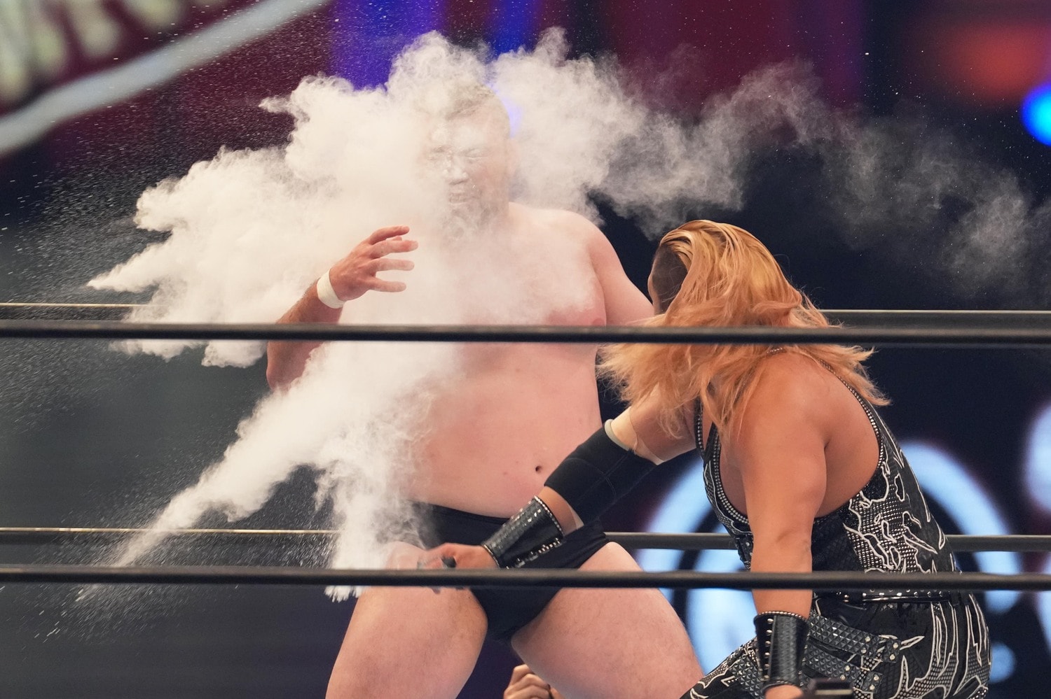 EVILに目つぶしの白い粉をかけられるウルフアロン　©Essei Hara