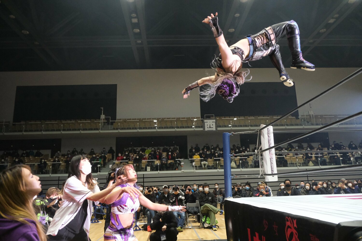 2月23日のAZM戦にてラ・ケブラーダを決めるキッド