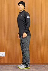 背筋を伸ばして肩甲骨を引く