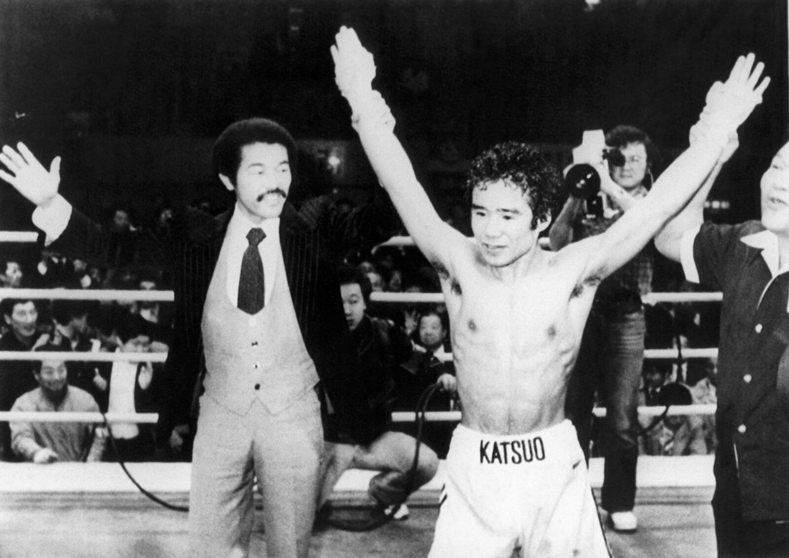 WBA世界ライトフライ級新王者となった渡嘉敷が元王者の具志堅用高（左）から祝福を受ける　©KYODO