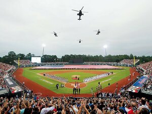 迷彩服の軍人が球場を警備。米軍基地で史上初の公式戦。~MLBが積極的に強化してきた米軍との関係性~