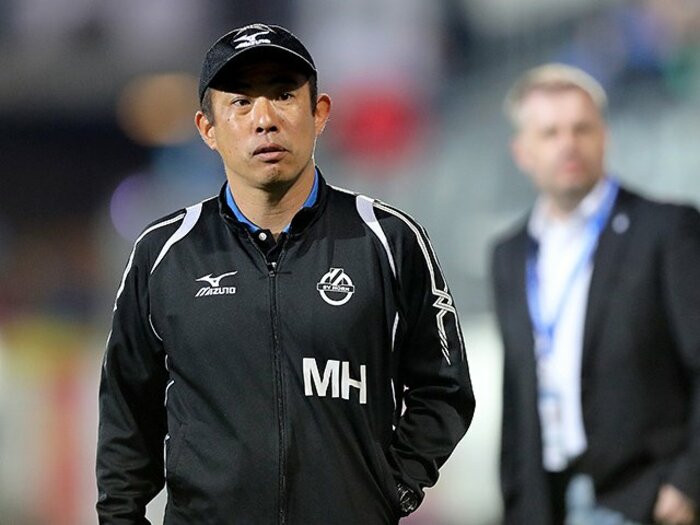本田圭佑がホルンの指揮を託した男。濱吉正則監督は、元名古屋の“本田番”。<Number Web> photograph by AFLO