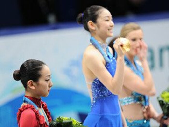 女子フィギュア表彰台の3つの涙と、浅田真央が実現したひとつの夢。＜Number Web＞ photograph by Kaoru Watanabe/JMPA