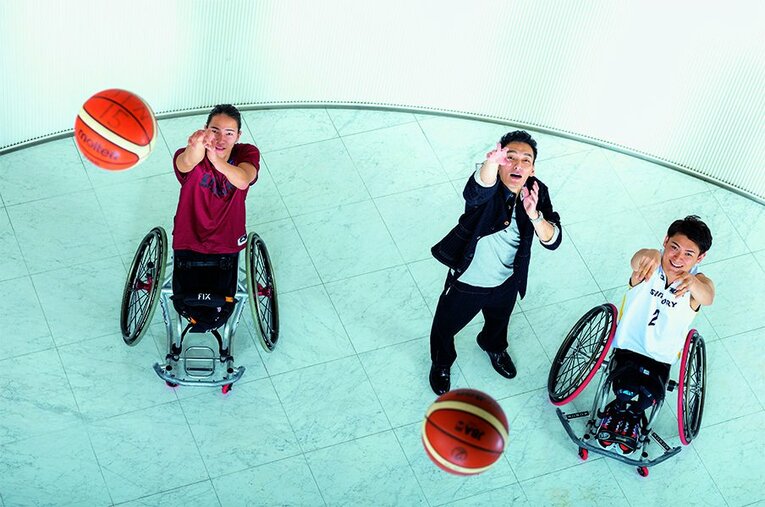 「スラムダンク」の流川楓を連想させるプレーが話題になっている鳥海連志（左）。豊島英、草なぎ剛と語っていたこととは？ ／ photograph by Takuya Sugiyama