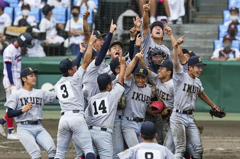 東北勢初優勝を果たした仙台育英、108年目にして悲願の「白河越え」を達成。筆者はテレビ収録で須江航監督と再会した ／ photograph by KYODO