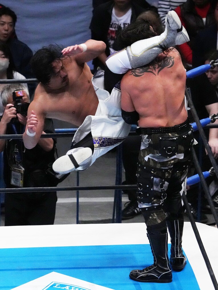 デビッド・フィンレーにニールキックを見舞う後藤洋央紀　©Essei Hara