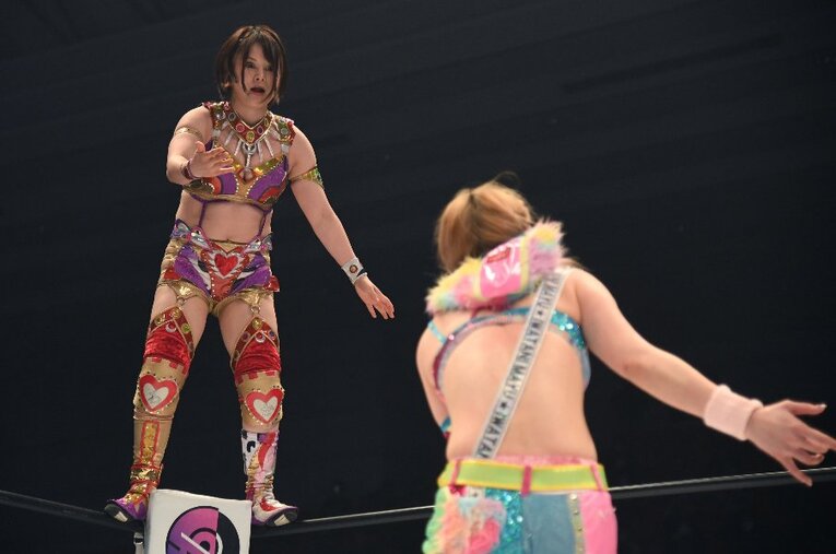 「声出し解禁」となった2月4日のスターダム大阪大会の第1試合に登場した月山和香（奥）。“アイコン”岩谷麻優を超えるほどの大声援を浴びた ／ photograph by Masashi Hara