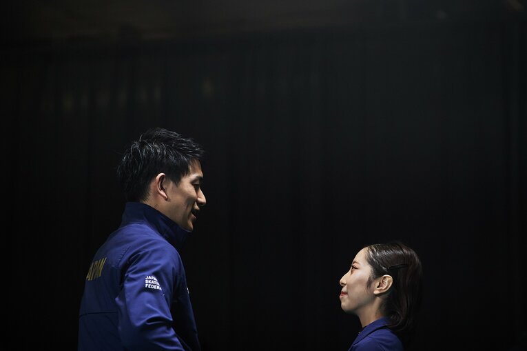 世界選手権フリーの日、互いを見つめ合う木原と三浦　©Getty Images