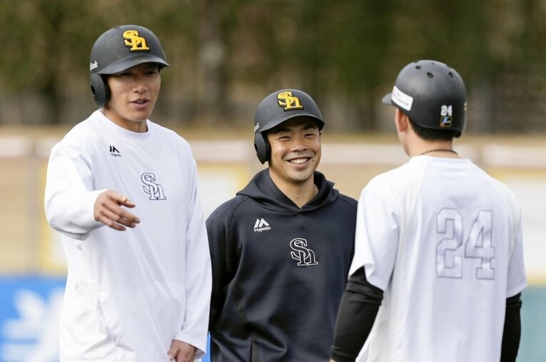 ソフトバンク、今春キャンプの様子。写真は近藤健介と柳田悠岐 ／ photograph by KYODO