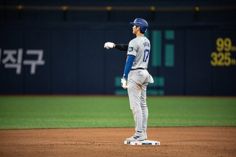 盗塁後の一コマ…ポケットに注目。審判が近づいて…　©Nanae Suzuki