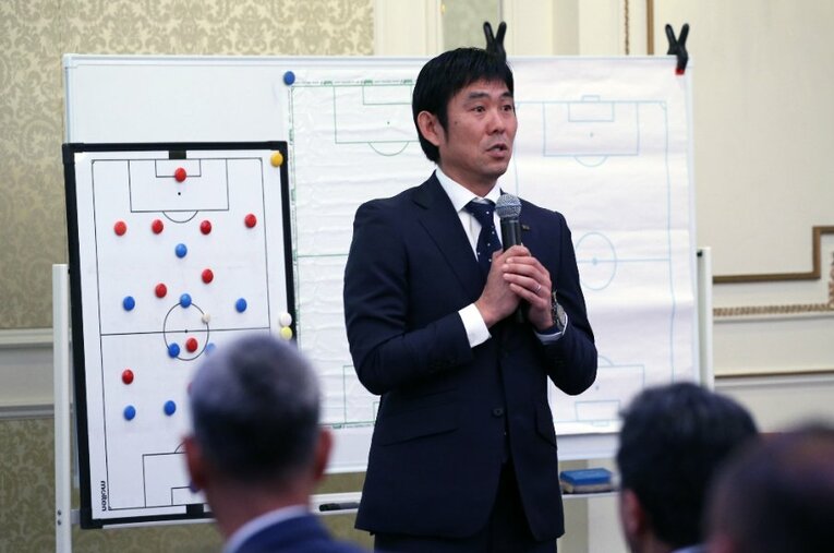 2018年、S級コーチの「リフレッシュ研修会」で講義を行う日本代表の森保一監督。ライセンス取得後も指導者たちは知識をアップデートしていく ／ photograph by JFA/AFLO