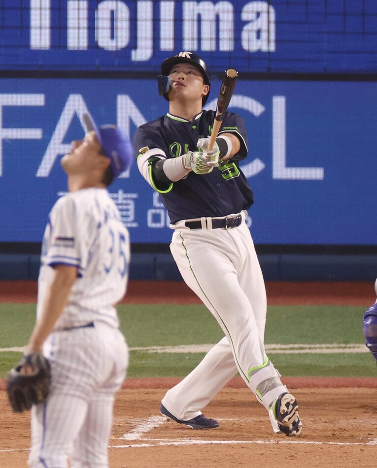 村上から一発を浴びた三上　©Sankei Shimbun