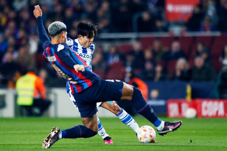 「クボのことは知ってるよ」バルササポに久保建英が笑顔で… 放送なしが惜しい「名手ブスケッツが声を荒げた」鮮烈プレー〈現地撮影〉(28)