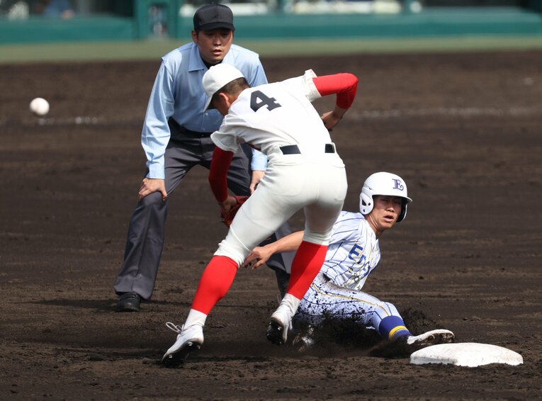 智弁戦で盗塁を仕掛けるイーマン　©JIJI PRESS