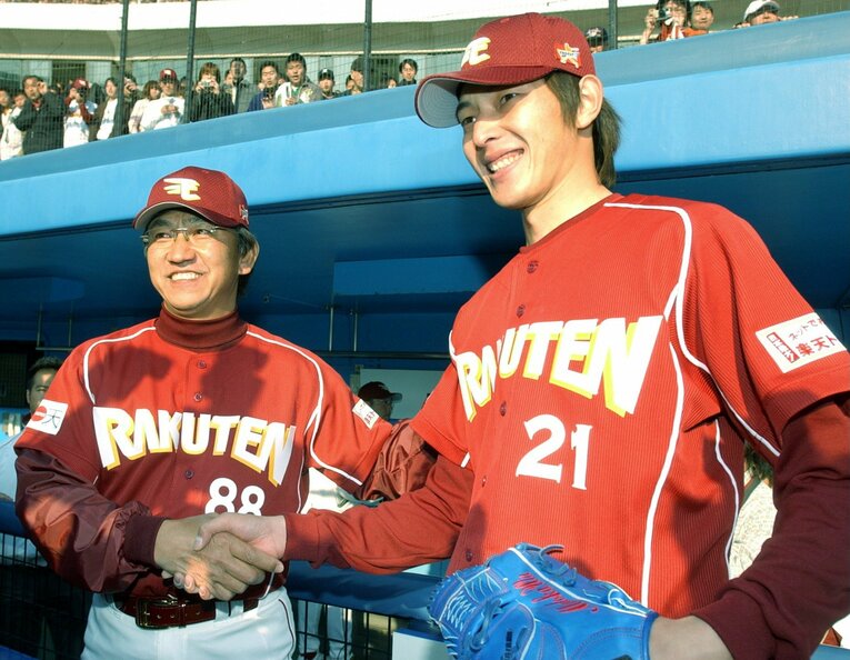2005年3月26日、開幕戦を勝利で飾り、先発投手・岩隈久志と握手　©JIJI PRESS