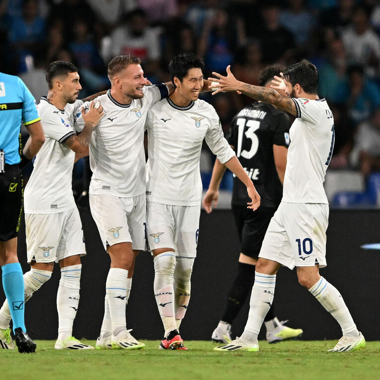 ナポリ戦でゴールを決めた際の鎌田とラツィオの面々　©Getty Images