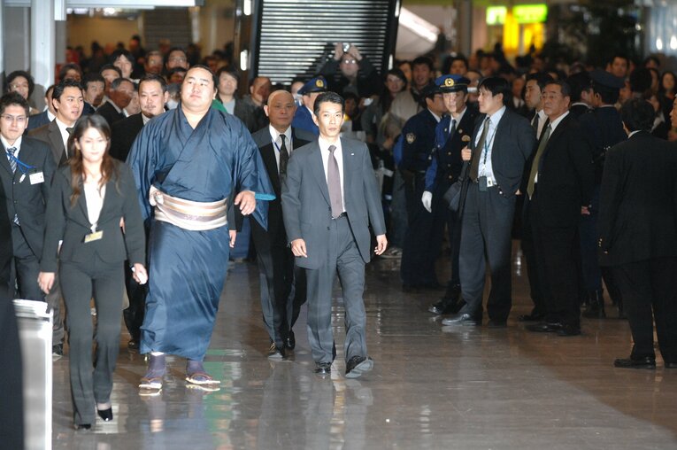 “草サッカー騒動”での帰国時　©BUNGEISHUNJU