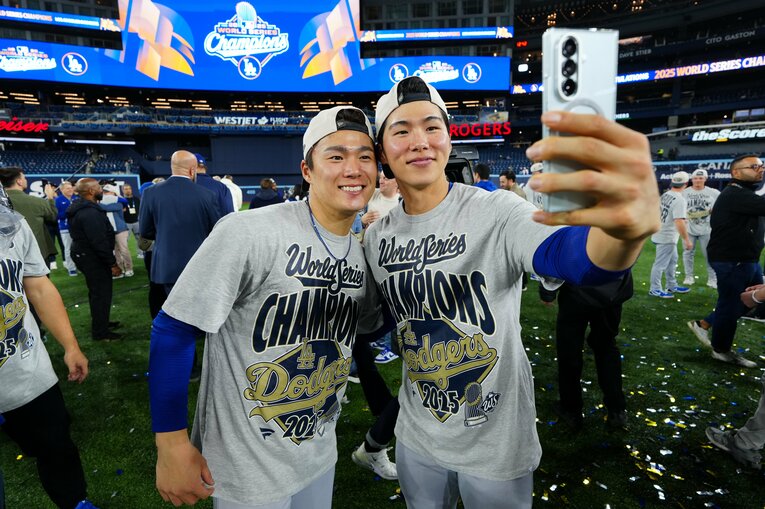 【ドジャースのテレビに映らない名場面】仲良しのキム・ヘソンが由伸と自撮り（写真はまだまだ続きます）　©Getty Images