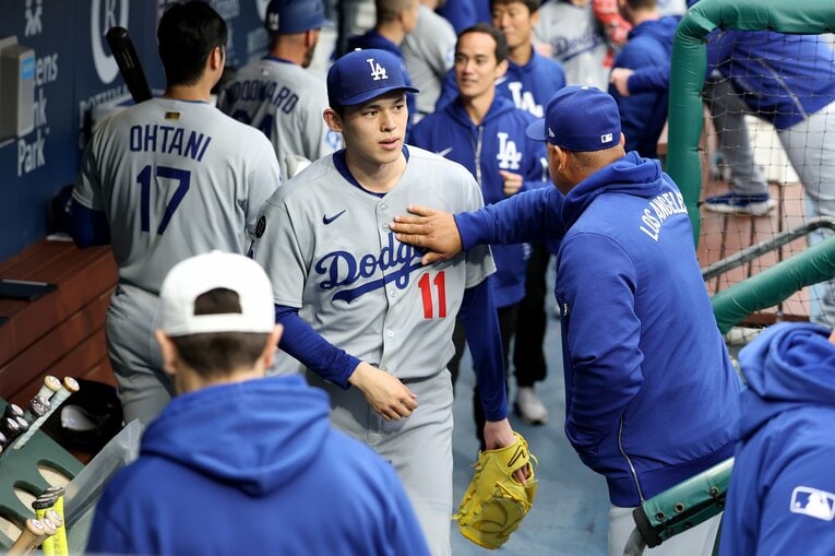 現地時間4月5日、フィリーズ戦に登板する直前、佐々木朗希の胸をたたくロバーツ監督　©Getty Images