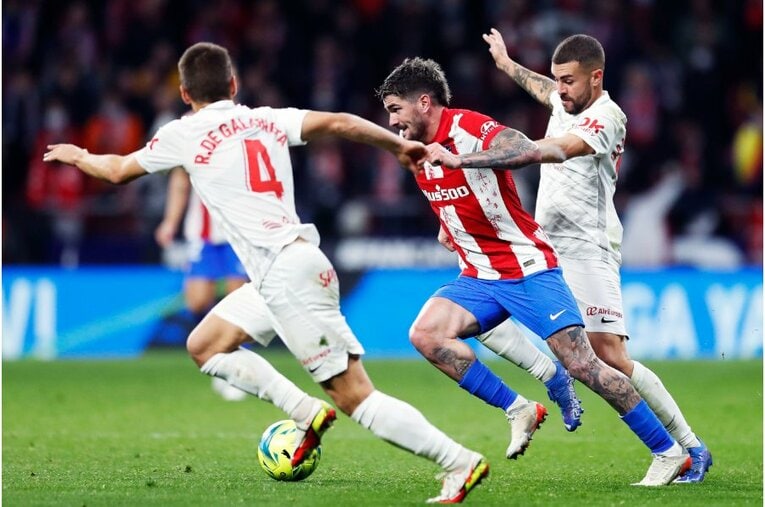 久保建英が“鉄壁アトレティコDF”をミスらせた　今季初ゴール写真に感じる「タケの厄介さ」とは〈撮影者の視点〉(16)