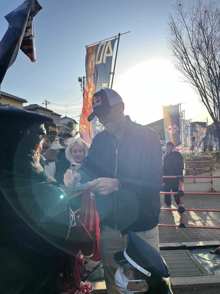 サポーターにサインを求められ、笑顔で対応する名将ユルゲン・クロップ（筆者撮影）