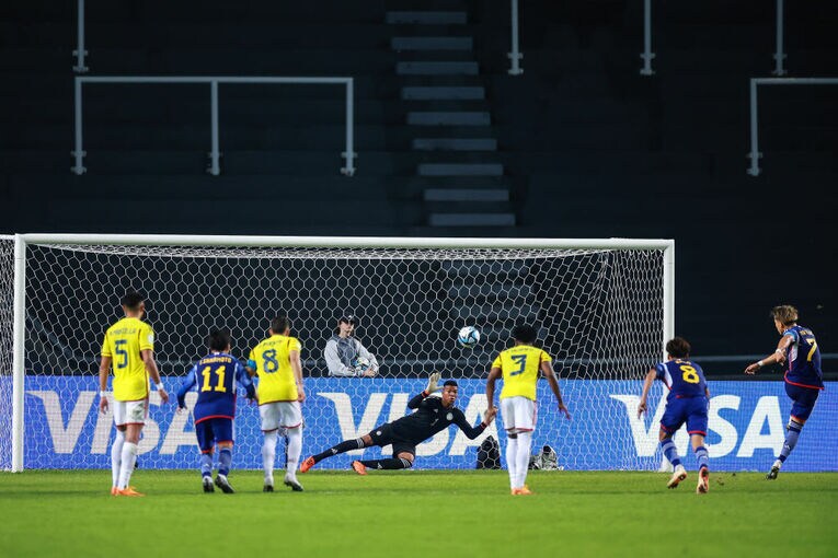 松木のPKは相手GKの逆を突いたかに見えたが……　©Getty Images