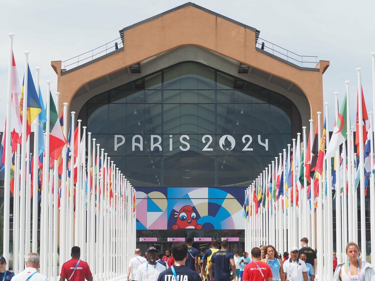 パリ五輪の選手村。参加国の国旗がずらりと並んでいる　©JMPA