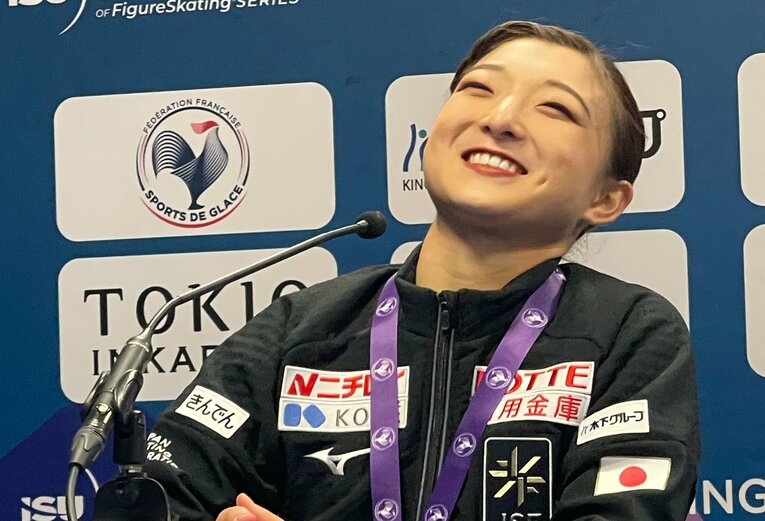 記者会見で笑顔の坂本　©Akiko Tamura