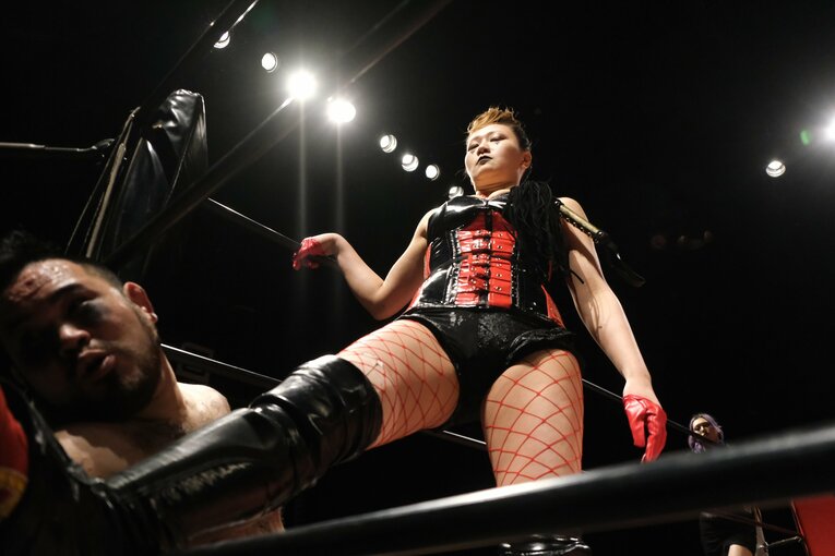 ボンデージ姿でムチ乱打も…“フェリス卒”女子レスラー・雪妃真矢がフリーで始めた新たな闘いとは？「伸び伸びと、怒られてもいいので（笑）」(13)