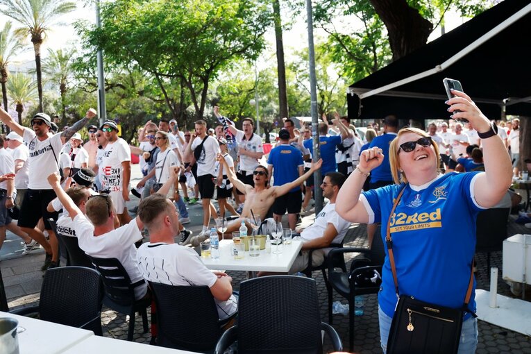 鎌田大地の号泣と“日の丸スパイク”に思い出す4年前の「カタールW杯には絶対出たいですよ」 長谷部誠とのEL優勝写真に“秘められた熱量”とは(52)