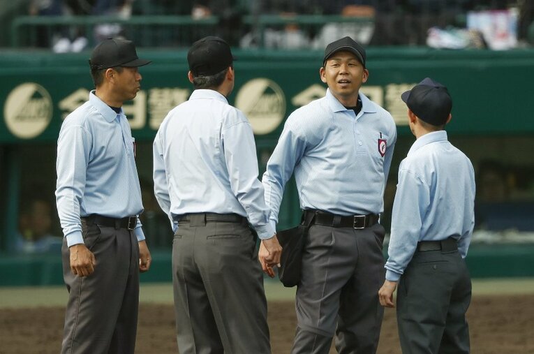 各地で高校野球の運営に欠かせない審判員の不足が問題になっているという。そんななか筆者は「どうしても審判になりたい」という高校2年生に出会った（写真は2019年のセンバツ） ／ photograph by KYODO
