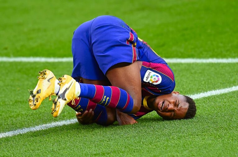 バルサで好調だったアンス・ファティが長期戦線離脱。膝の負傷にはコンディションなど様々な要因があるといわれるが…… ／ photograph by Getty Images