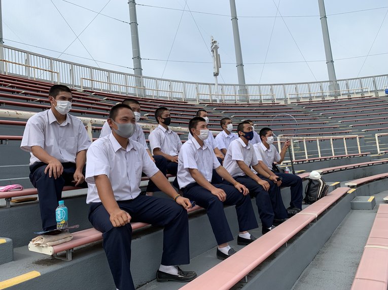 新人戦の応援に駆けつけた智弁和歌山の3年生（後列左から3番目の黒いマスクが石平）©︎Noriko Yonemushi