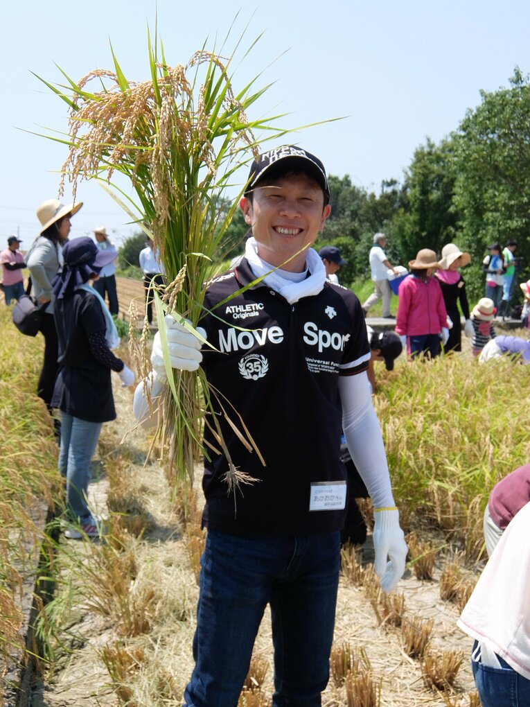 赤岡修次騎手。高知の名物ジョッキーは、米作りに親しんでもらおうと社会貢献活動の一環として参加者を募り田植えをする活動もしている　©Oaks Inoue