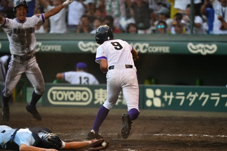 【コマ送りで見る】第100回大会、語り継がれる甲子園の名場面「９回無死満塁から２ランスクイズの決定的瞬間を振り返る　©Hideki Sugiyama
